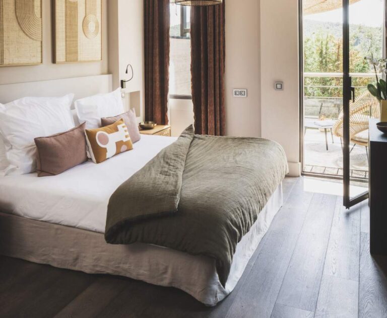 Chambre Classique élégante aux Lodges Sainte-Victoire
