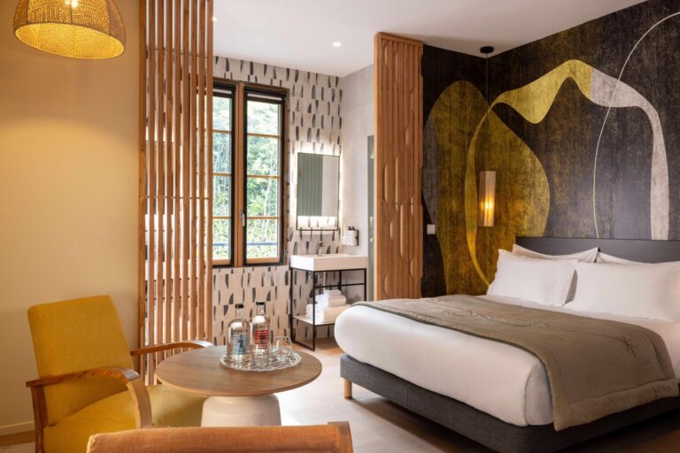 Suite Junior contemporaine avec lit double et décoration graphique