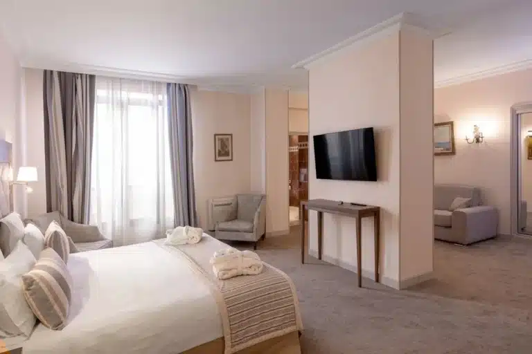 Junior Suite avec espace salon et décoration élégante