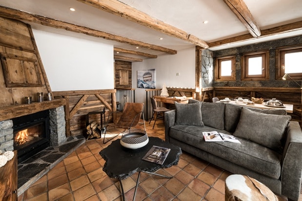 Salon spacieux d’une suite de l’Hôtel Les Suites du Montana