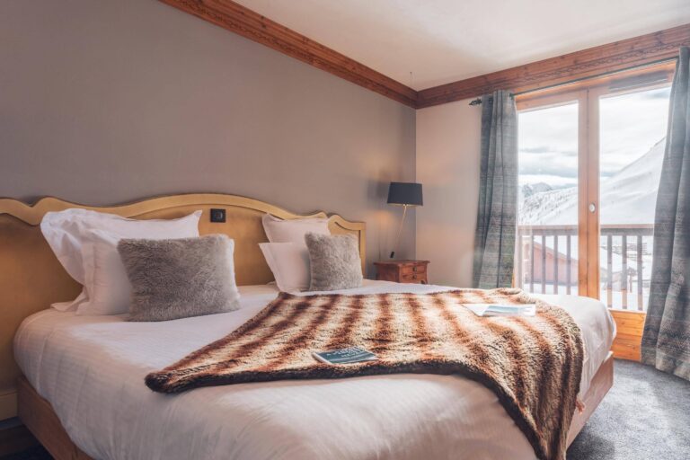 Chambre confort avec balcon et vue sur les montagnes aux Suites du Montana