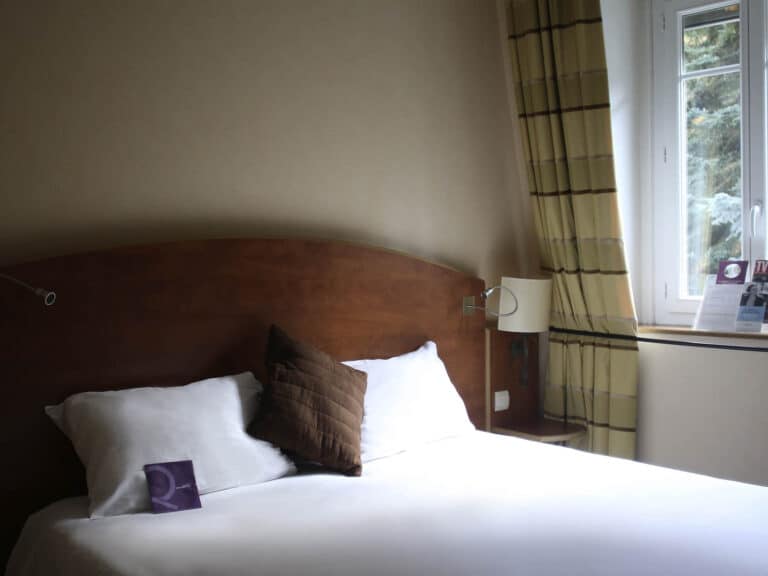 Chambre classique avec 1 lit double, 1 lit simple et 1 lit gigogne