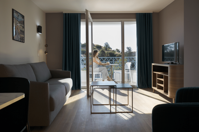 Salon de l'appartement Côme avec balcon à l'Aïga Résidence