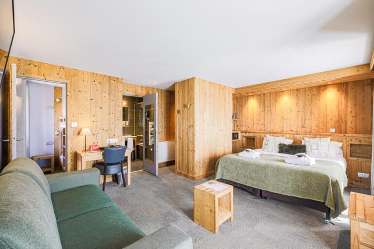 Chambre Montagne Plus avec décoration en bois et balcon à l'Hôtel & Spa Les Clarines.