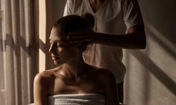 Femme profitant d’un massage relaxant au COMO Shambhala Retreat du COMO Le Beauvallon
