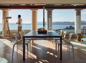 Salle du restaurant du COMO Le Beauvallon à Saint-Tropez avec vue sur la mer et design contemporain